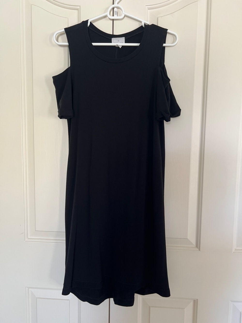 Caslon Black Cold-Shoulder Midi Dress
Size S